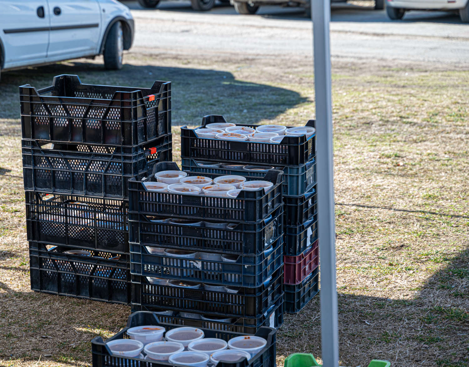 Egymásra halmozott ládák ételhordó dobozokkal a kiosztásra várva