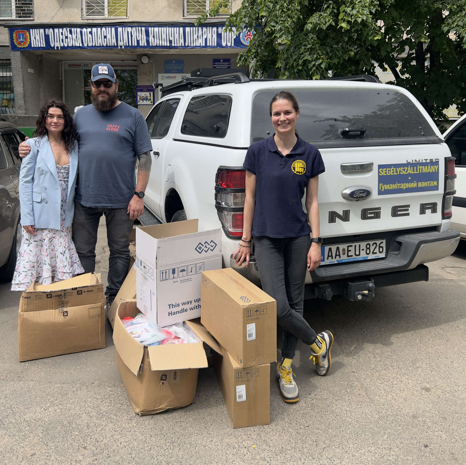 Önkéntesek orvosi felszerelést szállítanak az Age of Hope terepjáróval egy ukrán gyermekkórházhoz