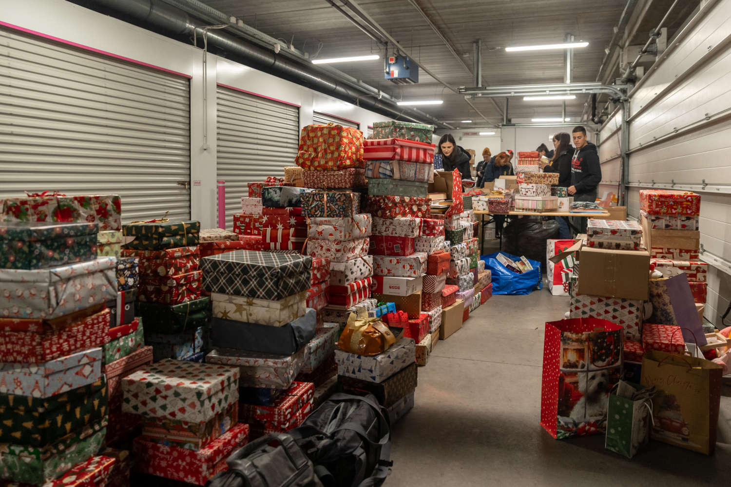 Raktár tele becsomagolt cipősdoboz-ajándékokkal kiszállításra várva