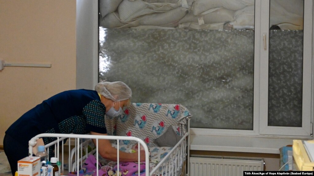 „Számítógépet viszünk az iskolának, ahol a pincében kínzókamra volt” – Magyar alapítvány Ukrajnában